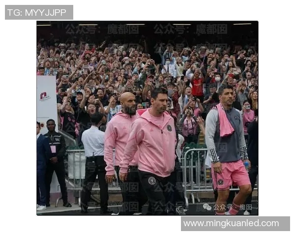 中国足球明星与国际巨星神似对比引发热议与讨论